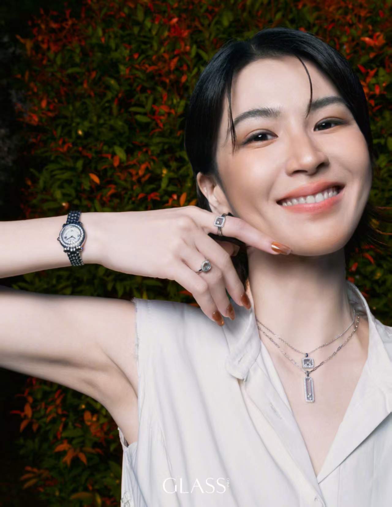 曾沛慈微笑的杂志照片